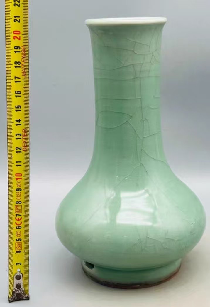 青釉长颈瓶 2