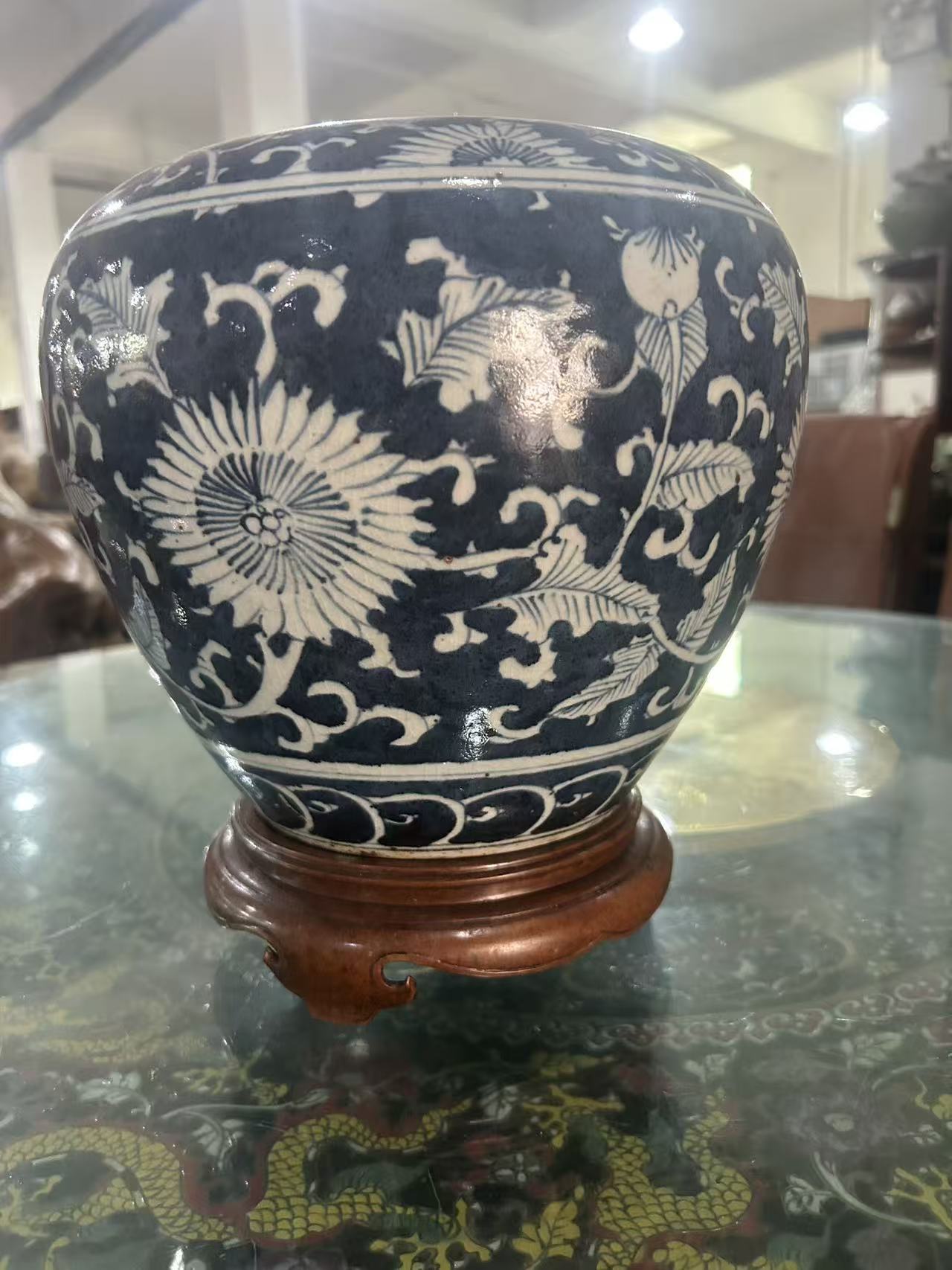 青花蓝地百缠枝菊纹罐 3