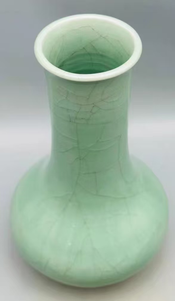 青釉长颈瓶 6